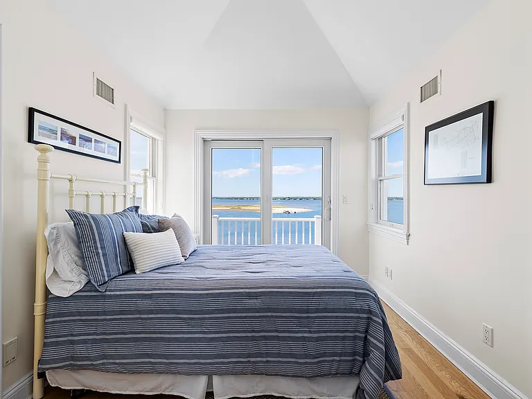 708 Dune Rd — Photo 16
