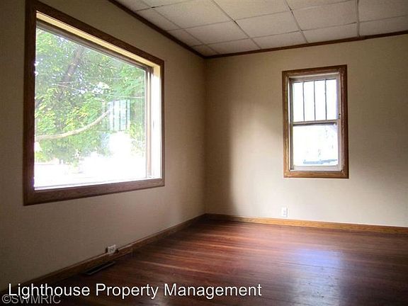 4th image of 609 Woodridge St NE