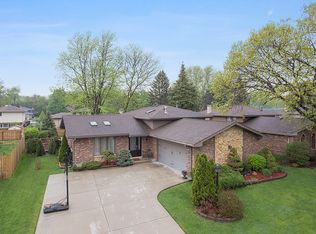 8531 Candlelight Dr E, Willow Springs, IL 60480