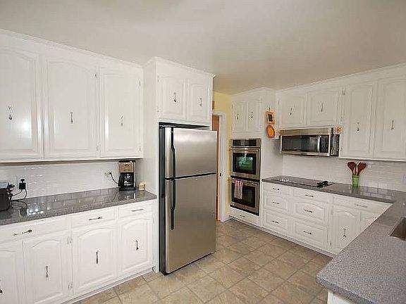 Chef's Kitchen - New appliances, double oven