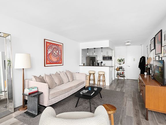 4th image of 45 W 67th St APT 12A