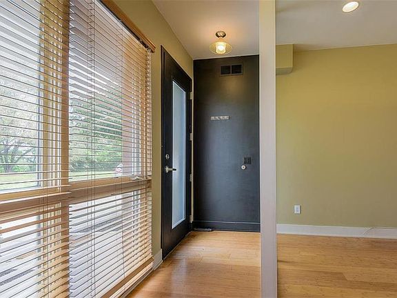 3rd image of 725 W 16th St