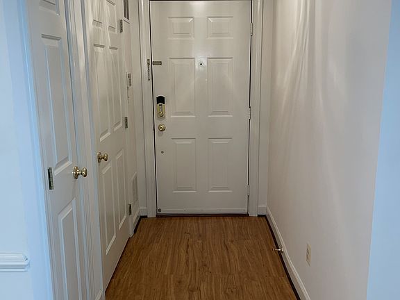 Foyer w Laminate Floor.