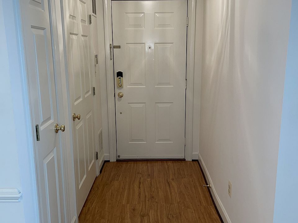Foyer w Laminate Floor.