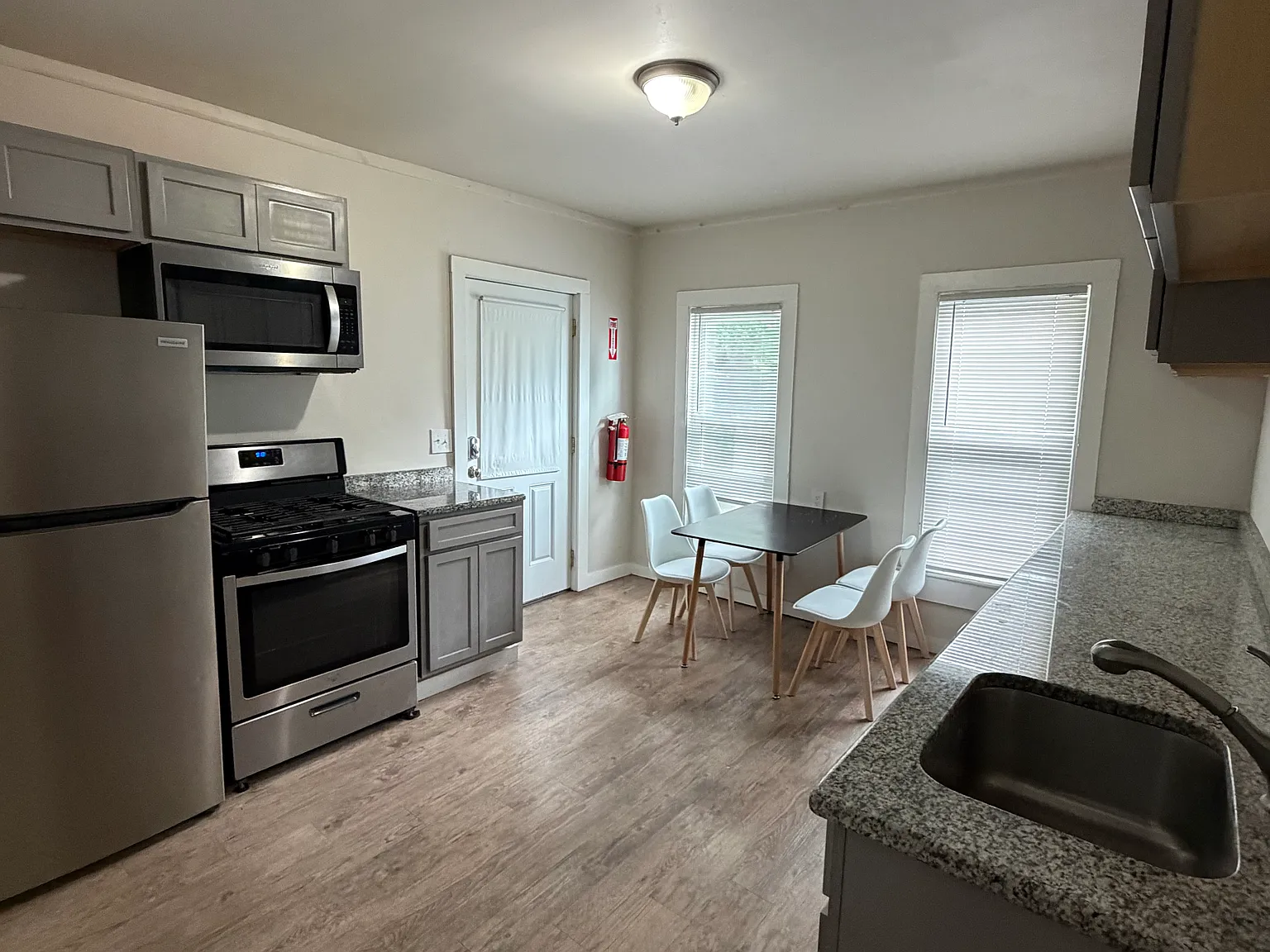 3 bed, 1200 sqft, $2,325 — Photo 4