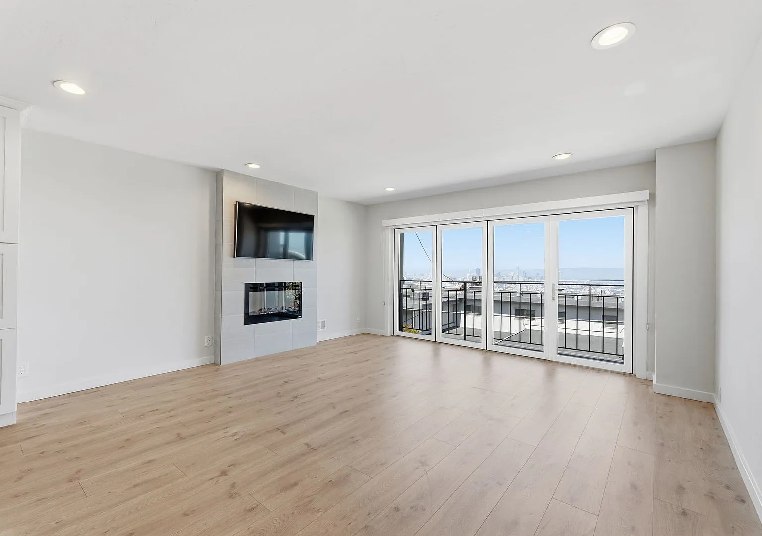 Enjoy this stunning single family home with city views — Photo 1