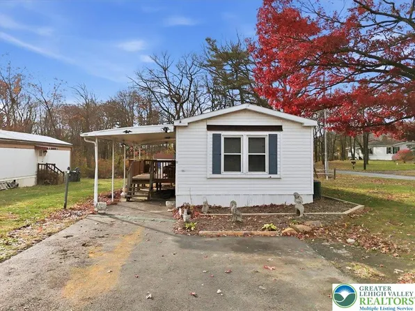 57 W Zimmer Dr, Walnutport, PA 18088