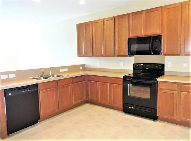 3 bed, 2.0 bath, 1210 sqft, $2,065 — Photo 2