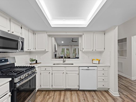 5th image of 212 Chimney Rise Dr