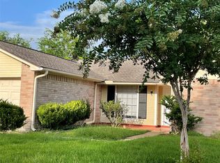 1011 E Brompton Dr, Pearland, TX 77584