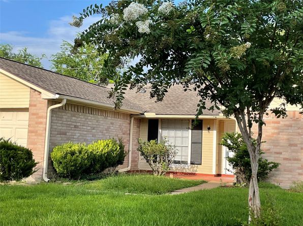 1011 E Brompton Dr