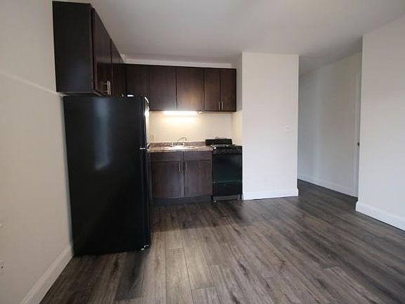 3rd image of 3933 N Clarendon Ave APT 503