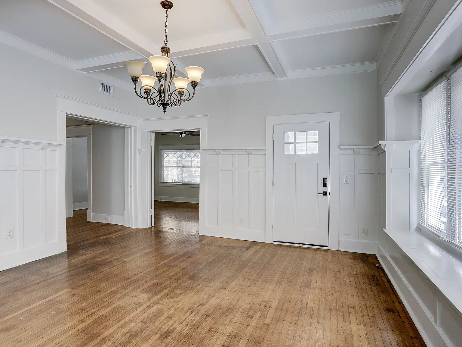 2 bed, 1.0 bath, 1300 sqft, $2,400 — Photo 3
