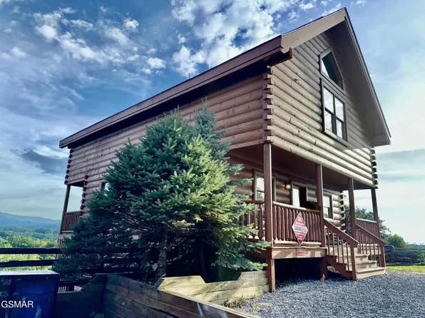 1079 Towering Oaks Dr, Sevierville, TN 37876
