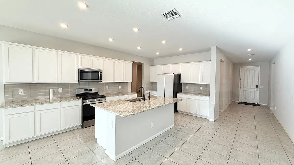 4 bed, 3.5 bath, 2700 sqft, $2,400 — Photo 4