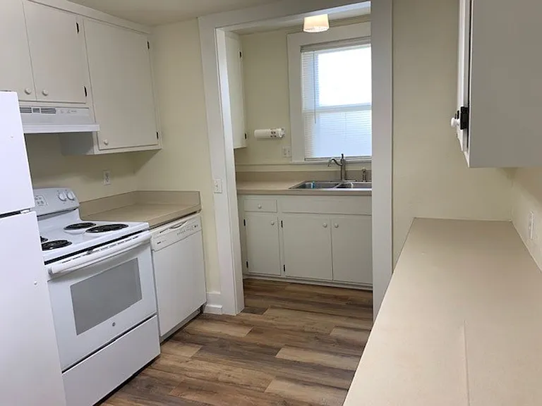 322 SW K St — Photo 6