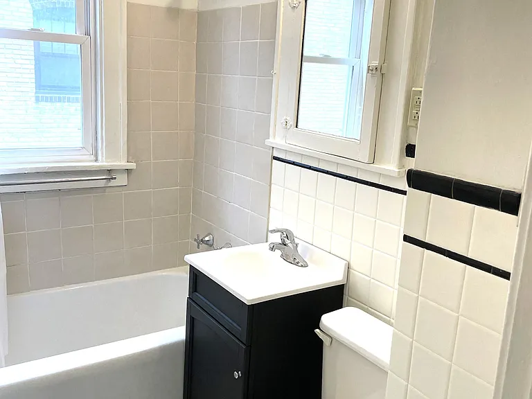1576 Portland Apartments — Photo 18