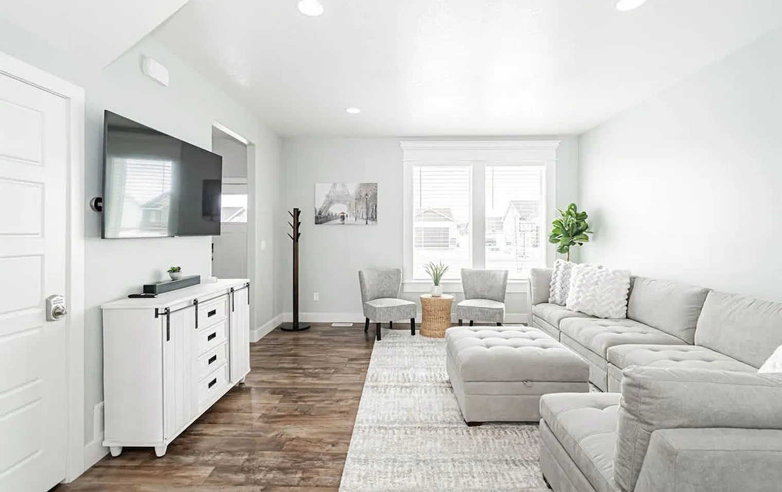 3 bed, 2.0 bath, $5,989 — Photo 4