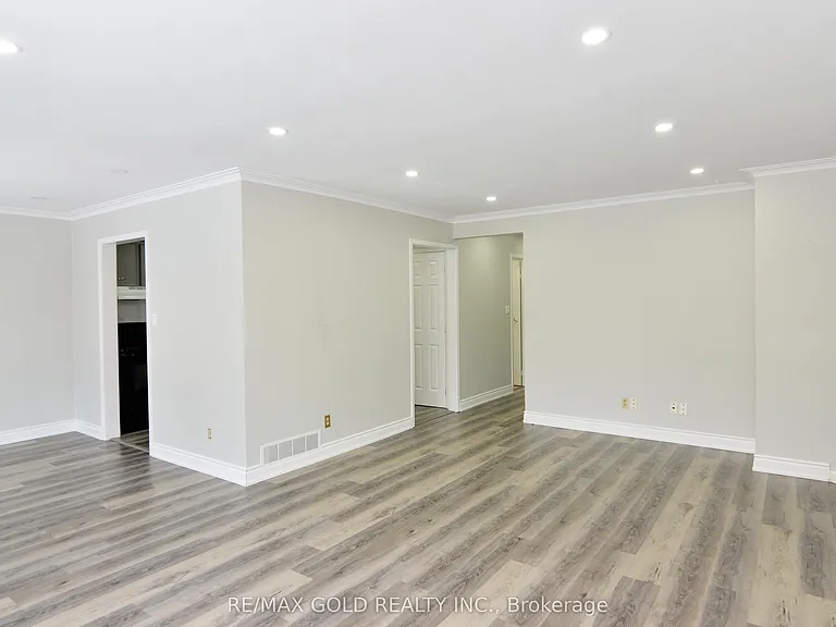 70 Greystone Cres — Photo 4