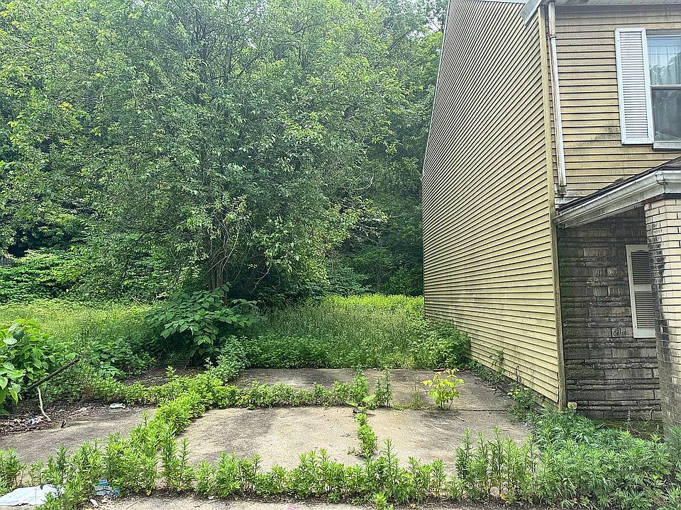 2nd image of 324 Flowers Ave