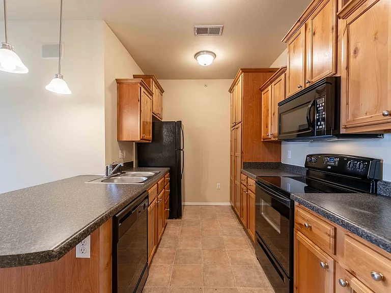 Coryell Courts Apartments — Photo 34