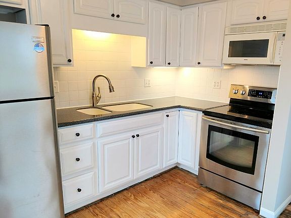 4th image of 624 Parkwood Ave
