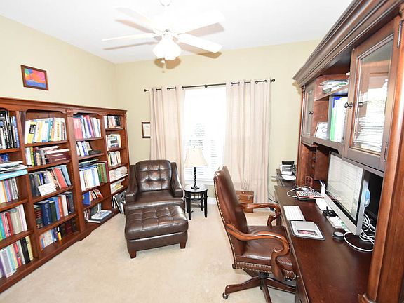 4th image of 901 Carisbrooke Ln