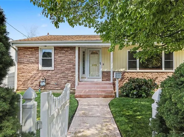 22 Baldino Dr, Cranston, RI 02920