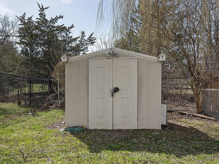 1256 Brackenwood Cres — Photo 44