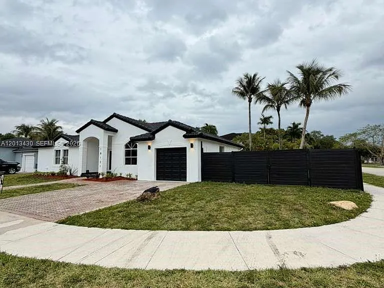 18121 SW 152nd Ct — Photo 1