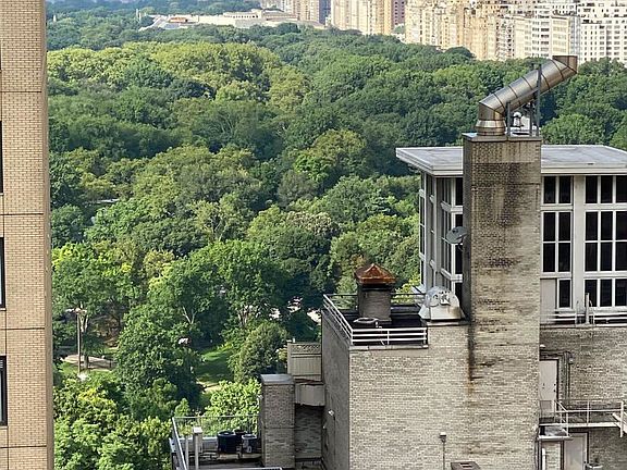 3rd image of 58 W 58th St APT 26A