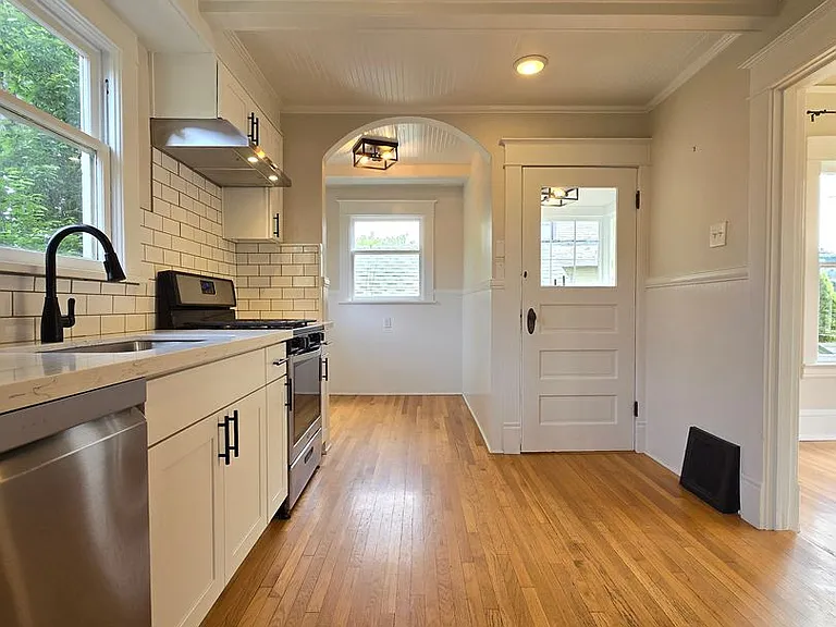 1631 Oakes Ave — Photo 5