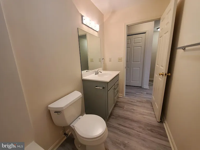 218 E North St — Photo 18