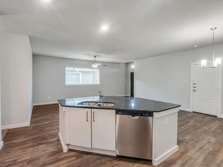 644 Blackland Dr — Photo 5