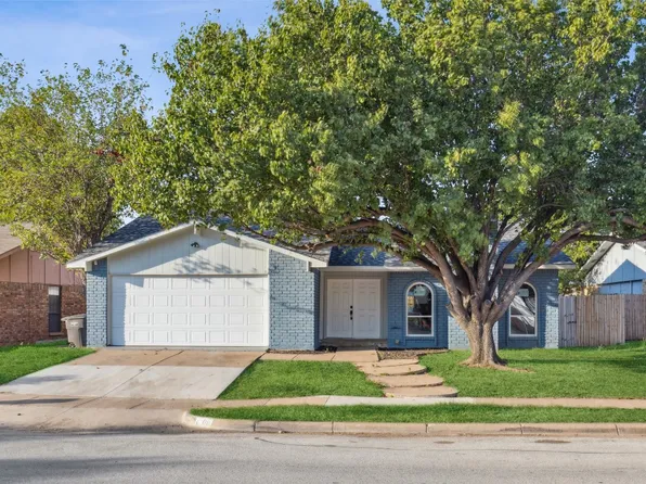 4109 Longstraw Dr, Fort Worth, TX 76137