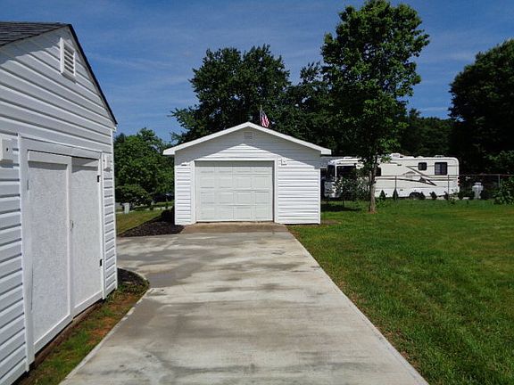 5th image of 398 Jeanette Dr