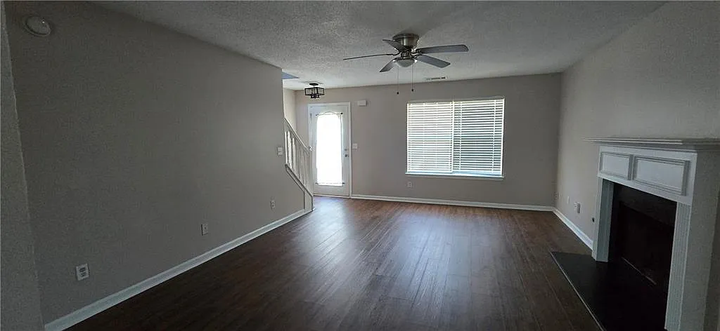4 bed, 2.5 bath, 2011 sqft, $2,350 — Photo 2