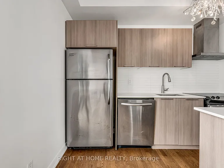 650 King St W #605 — Photo 25