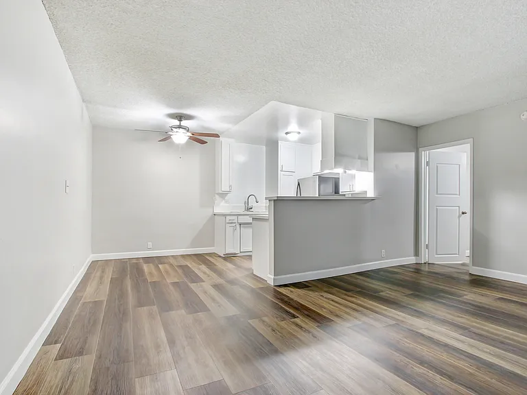 Country Club Apartments — Photo 26