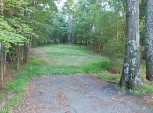 119 Lancet Cir, Dingmans Ferry, PA 18328