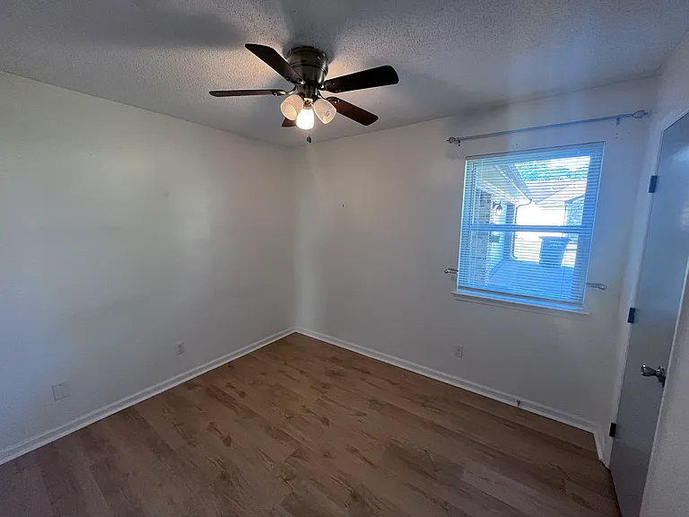 113 Cornwall Ct — Photo 23