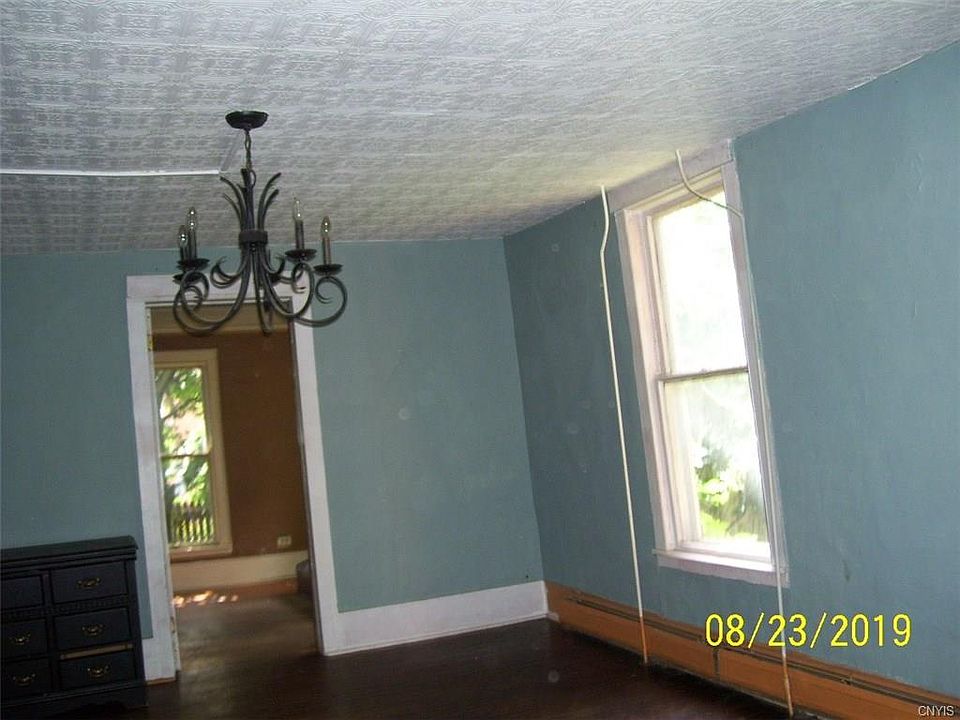 2nd image of 32 Mechanic St