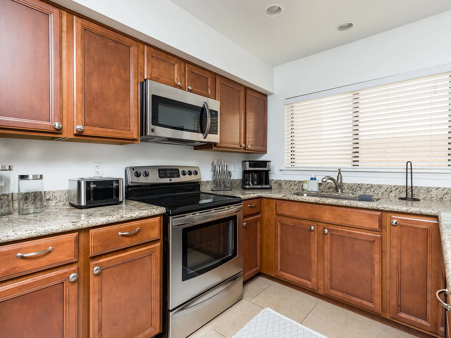 2 bed, 2.5 bath, 1700 sqft, $3,700 — Photo 3