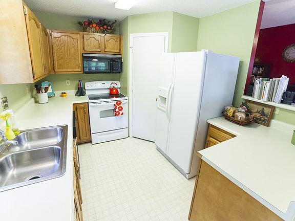 2nd image of 214 Mountain Creek Dr