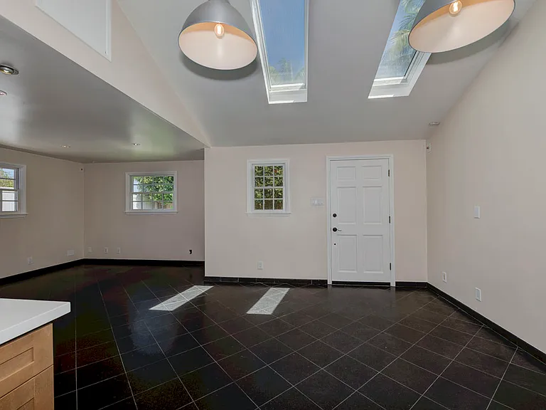 324 Flower St — Photo 31