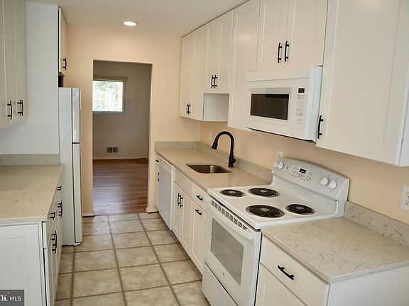 3rd image of 5605 Pier Dr