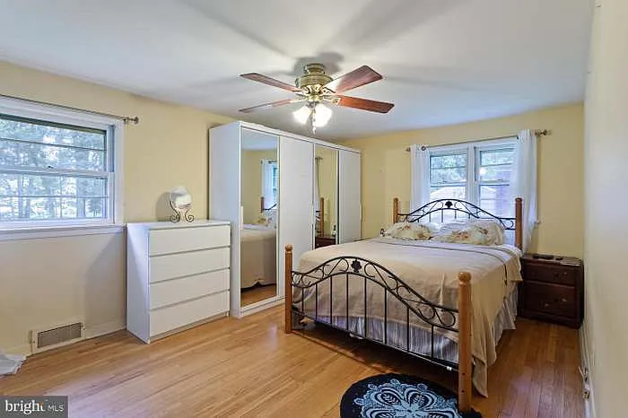 318 Oak Ln — Photo 2