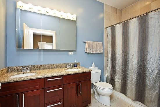 2nd image of 2835 W Lyndale St #1E