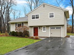 8 Derby Ln, Waldwick, NJ 07463