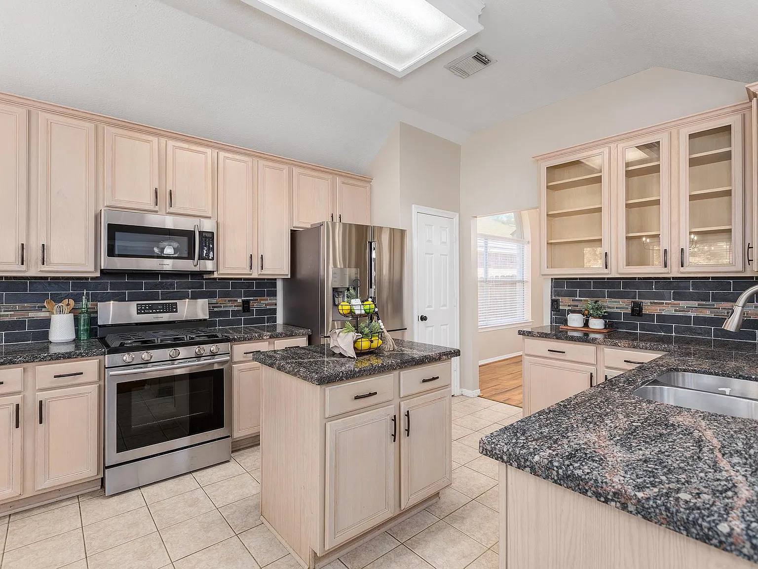 4 bed, 2.0 bath, 2588 sqft, $2,475 — Photo 2